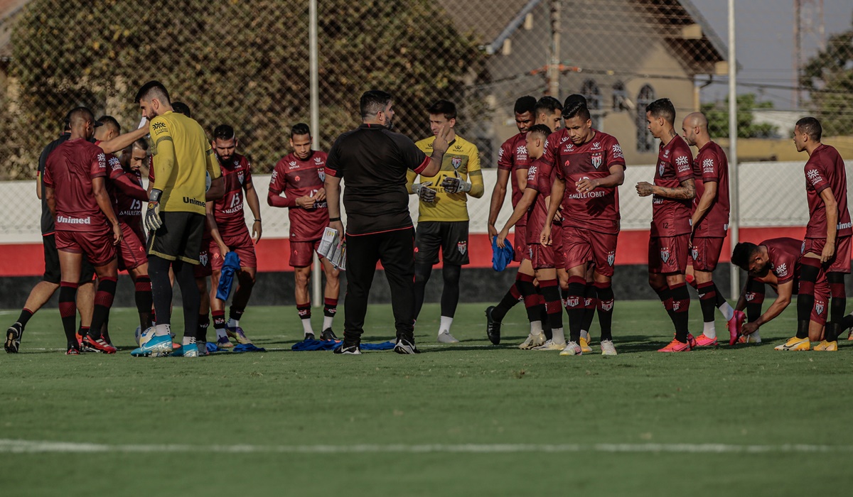Jogadores do Atlético-GO reunidos em conversa com o técnico Barroca