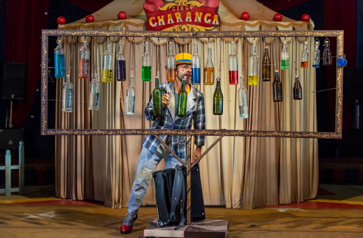 Cia LaMínima apresenta Circo Charanga nesta segunda