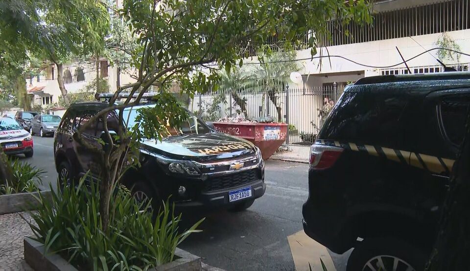 Agentes da PF cumprindo os mandados de prisão