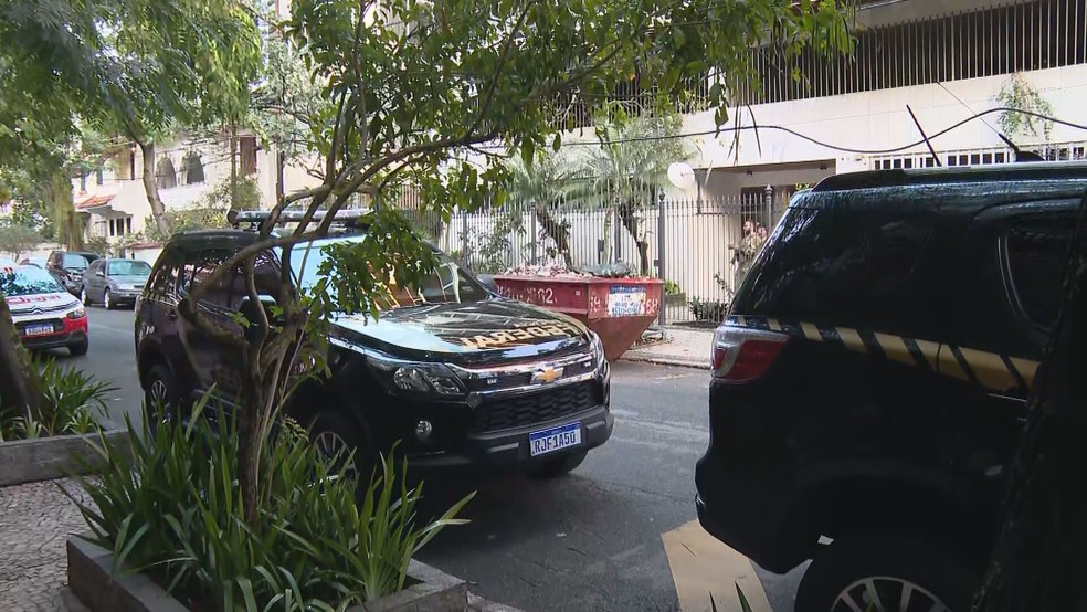 Agentes da PF cumprindo os mandados de prisão