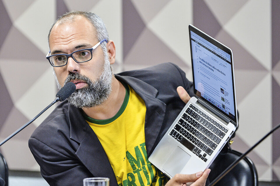 O que Moraes disse no pedido de prisão de Allan dos Santos? Confira na íntegra