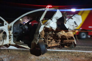 Engavetamento em GO-330, em Catalão, deixa vítima presa às ferragens