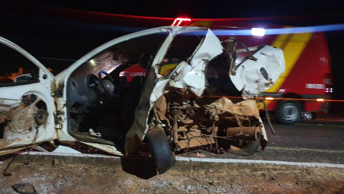 Engavetamento em GO-330, em Catalão, deixa vítima presa às ferragens