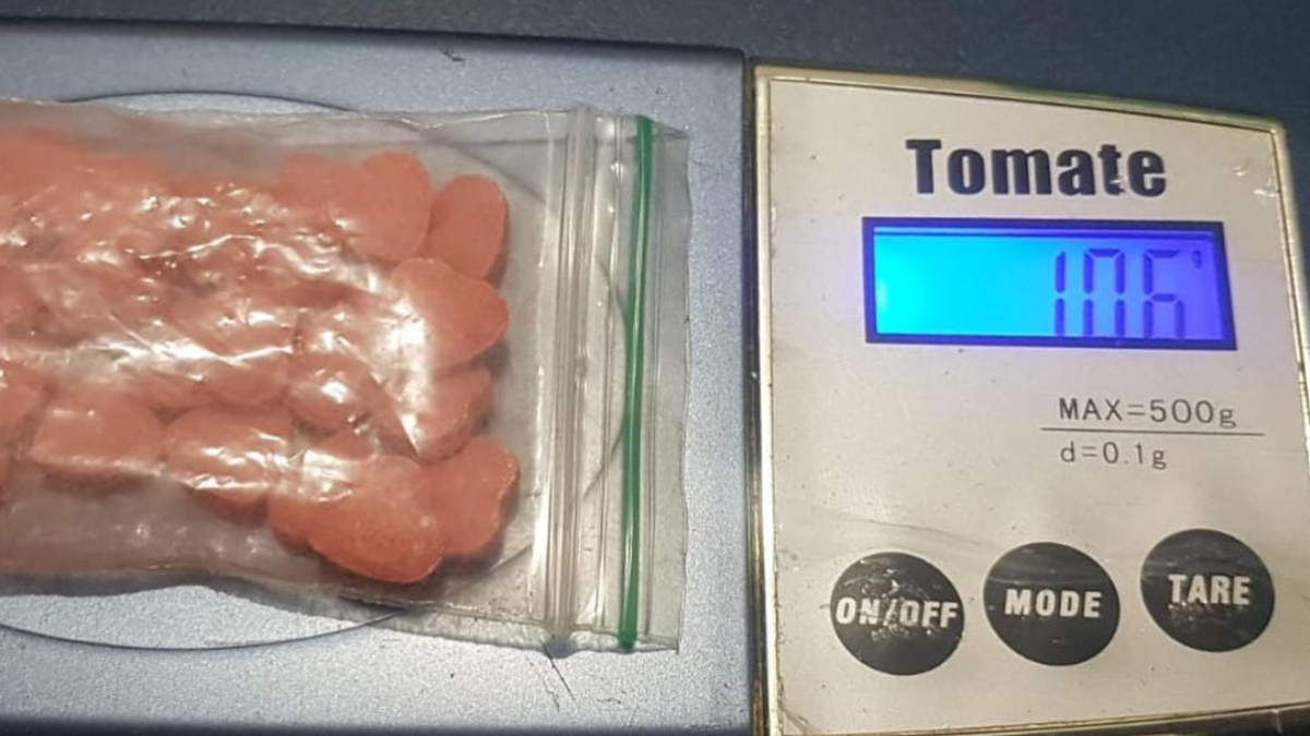 Peça de droga sendo pesada. Polícia apreende mais de R$ 150 mil em drogas em Mozarlândia