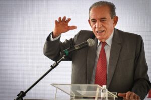 Foto mostra Iris discursando. Hoje ele está internado e já respira sem ajuda de aparelhos