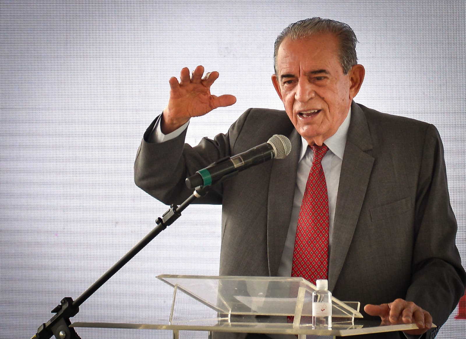 Foto mostra Iris discursando. Hoje ele está internado e já respira sem ajuda de aparelhos