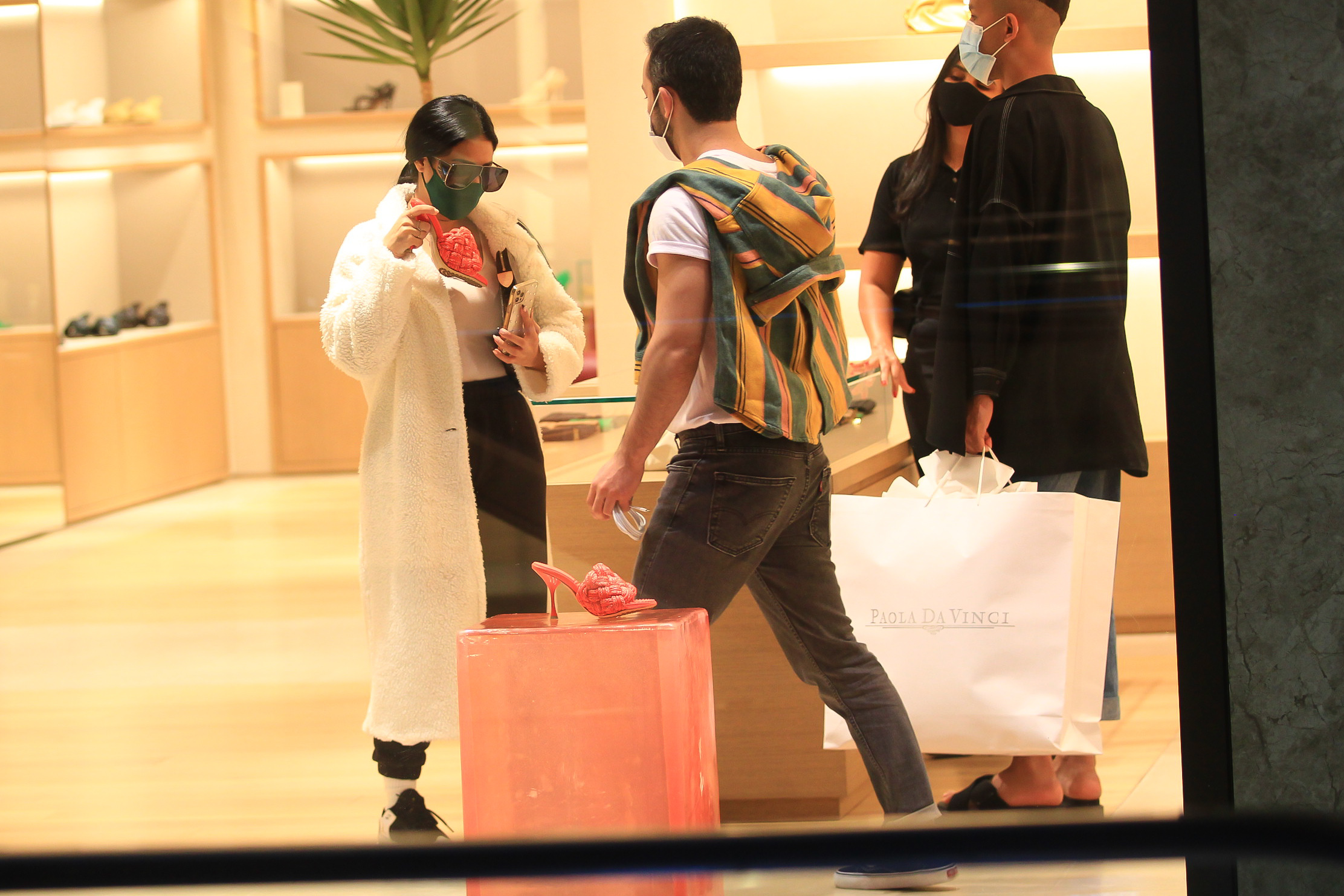 Simaria é vista fazendo compras em loja de grife no Rio; veja fotos