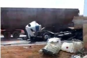 BR-060: Carreta com carga de soda colide com caminhão entre Rio Verde e Jataí