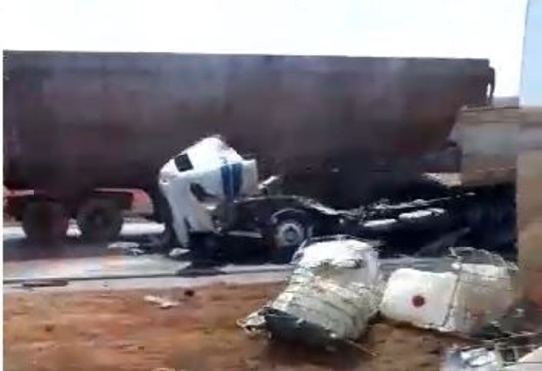 BR-060: Carreta com carga de soda colide com caminhão entre Rio Verde e Jataí