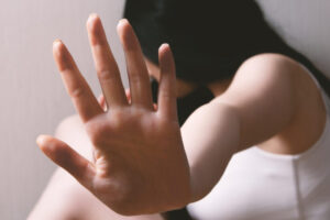 Pai é preso por agredir a filha após a vítima denunciar o caso a professores, em Alto Paraíso