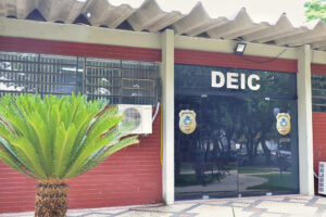 Fachada da delegacia do Grupo de Repressão a Estelionato e Outras Fraudes da Delegacia Estadual de Investigações Criminais (GREF/DEIC). Foto ilustra a chamada: Suspeito de aplicar golpe em venda de celulares em Manaus é preso em Goiânia