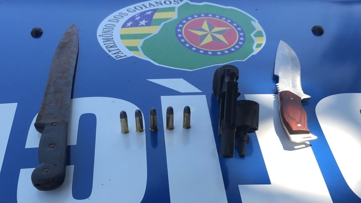Armas de fogo e branca encontradas dentro de veículo de grupo que pedia dinheiro nas ruas de Porangatu