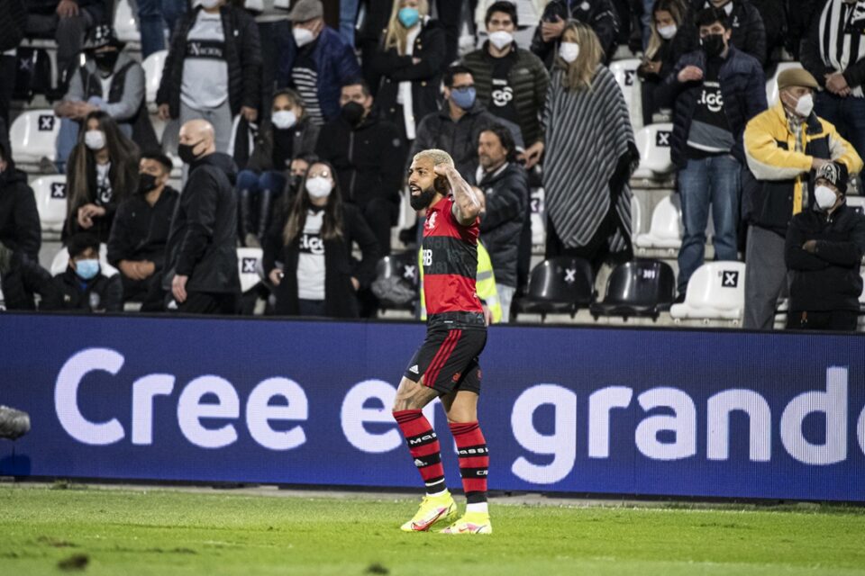 Gabi comemora gol na frente da torcida do Olimpia