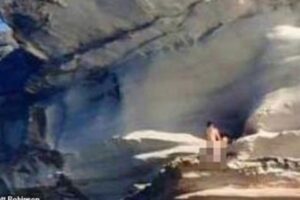 ois foram vistos caminhando nus até o penhasco, se abraçando e trocando beijos