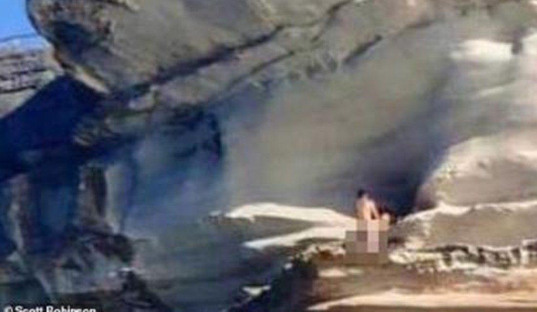 ois foram vistos caminhando nus até o penhasco, se abraçando e trocando beijos