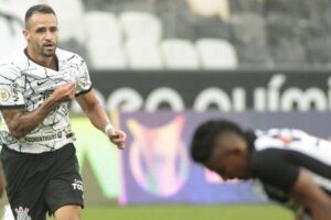 Renato Augusto comemora gol com a camisa do Corinthians