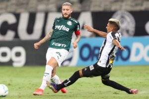 Zé Rafael disputa bola com Zaracho, do Atlético-MG