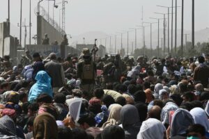 Sete afegãos morreram esmagados perto do aeroporto de Cabul, disse hoje o Ministério da Defesa britânico. (Foto: reprodução/UOL)