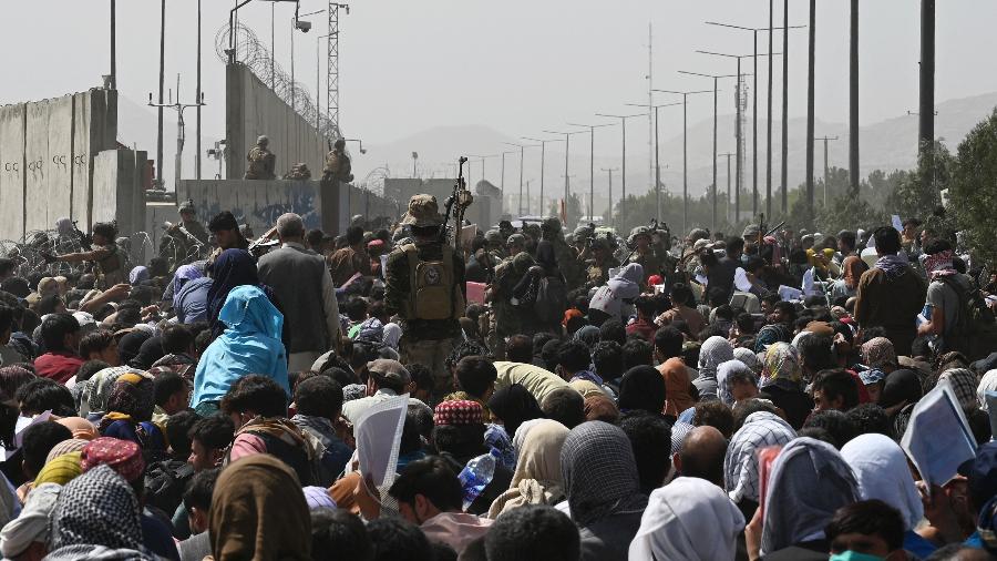 Sete afegãos morreram esmagados perto do aeroporto de Cabul, disse hoje o Ministério da Defesa britânico. (Foto: reprodução/UOL)