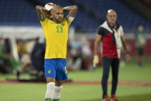 Daniel Alves cobra lateral durante jogo da seleção