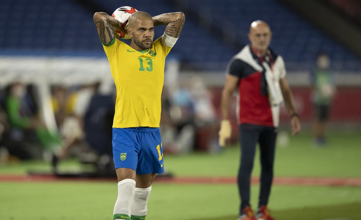 Daniel Alves cobra lateral durante jogo da seleção