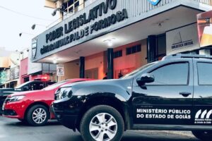 Veículo do Ministério Público estacionado em frente à sede da Câmara Municipal de Formosa - Operação investiga presidente da Câmara