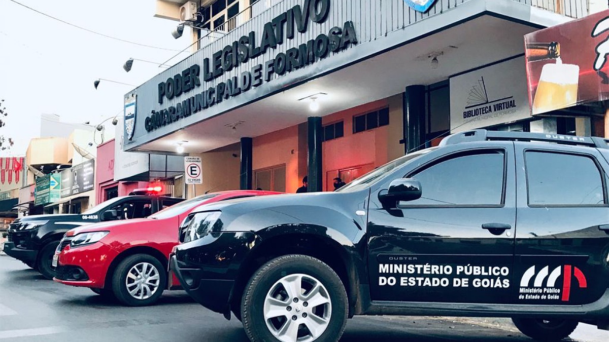 Veículo do Ministério Público estacionado em frente à sede da Câmara Municipal de Formosa - Operação investiga presidente da Câmara