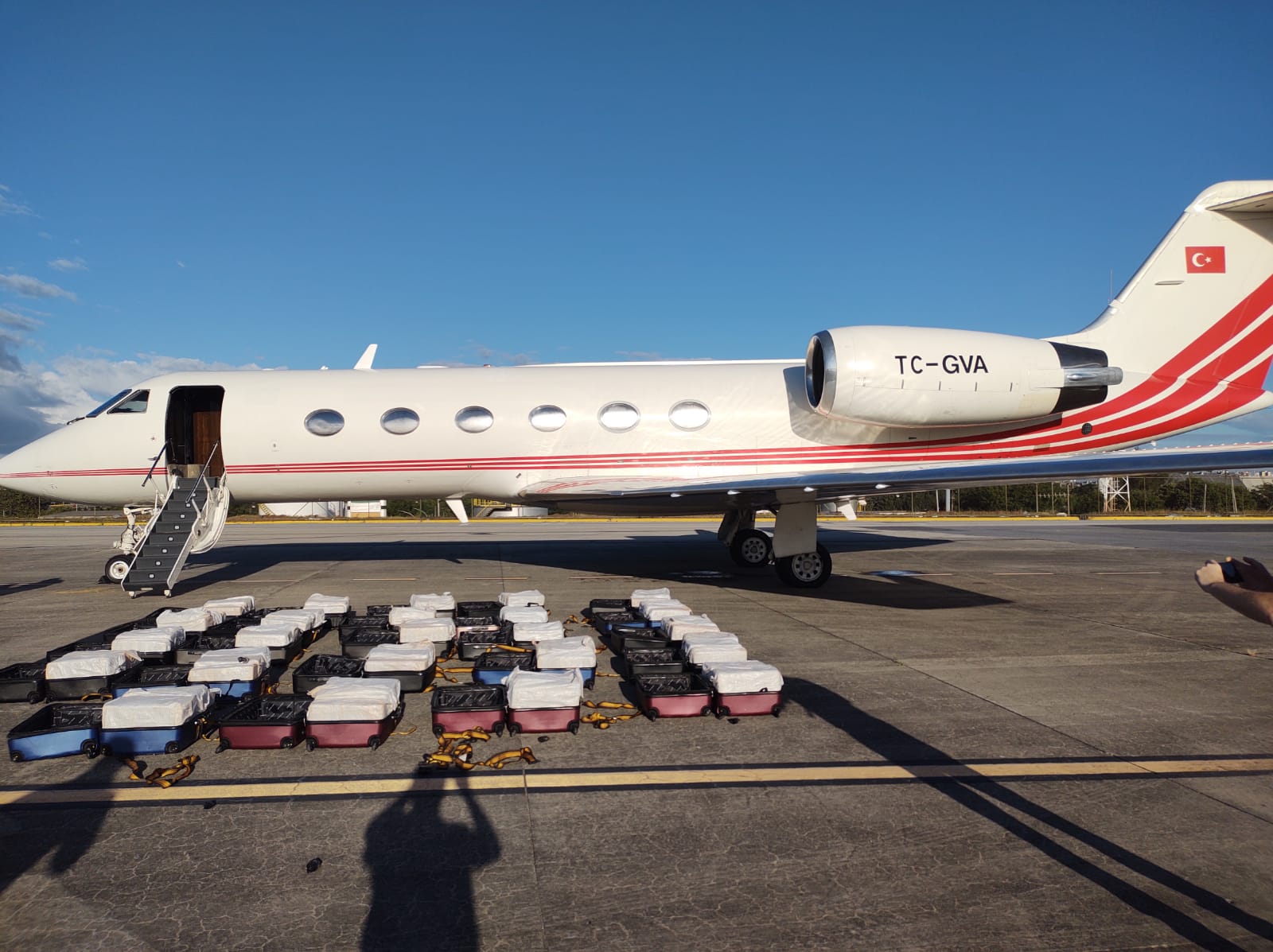 Passageiro espanhol e quatro turcos membros da tripulação da aeronave foram conduzidos até a corporação