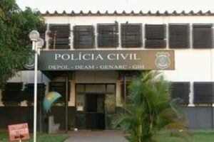 Mulher é presa suspeita de morder e arrancar parte do dedo da amante do marido