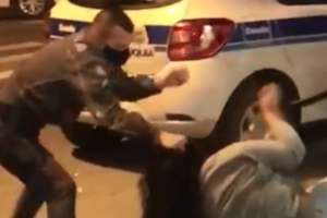 Policial puxa o cabelo de mulher durante abordagem no centro de Juquiá, no litoral paulista - Reprodução/TV Folha