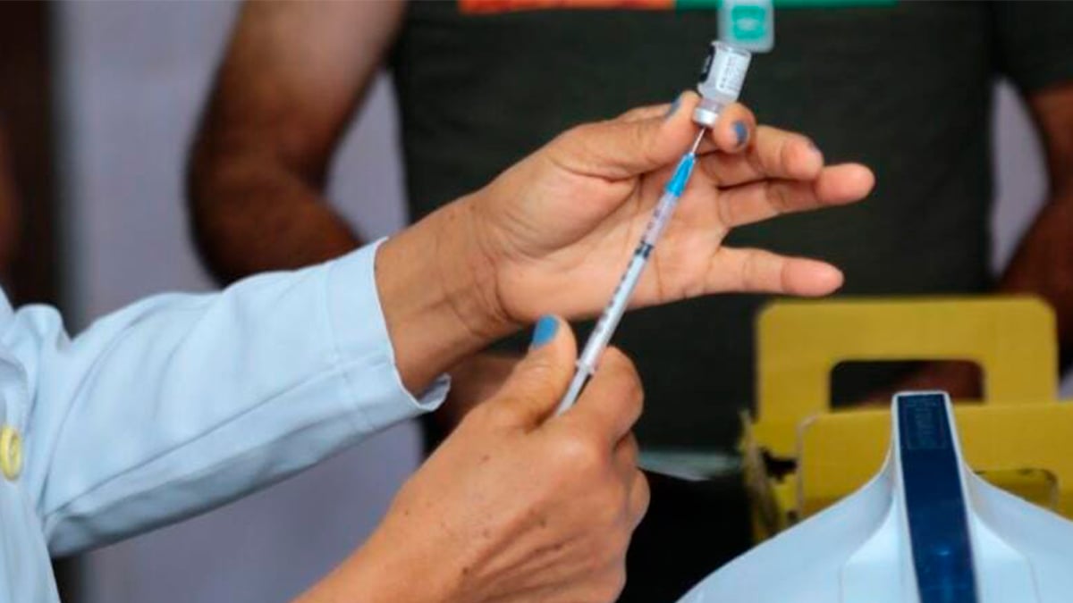 vacinação - inserção da agulha na ampola de vacina