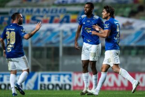 Jogadores do Cruzeiro comemoram gol na Série B