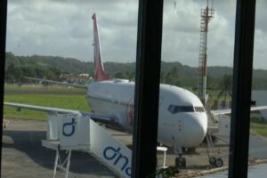 Aviões batem durante decolagem em aeroporto da Bahia. Apesar do susto e estragos, ninguém ficou ferido. (Foto: reprodução/TV Bahia)