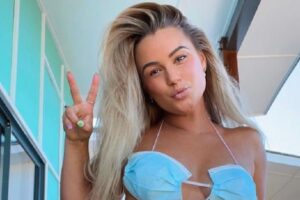 Influencer causa polêmica ao usar biquíni feito de máscaras; foto