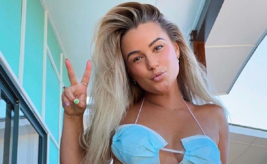 Influencer causa polêmica ao usar biquíni feito de máscaras; foto