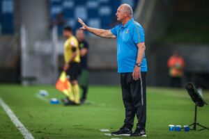 Felipão comanda Grêmio em jogo da Série A