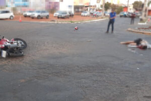 Motociclista morre após perder o controle da direção e bater em meio-fio, em Goiânia