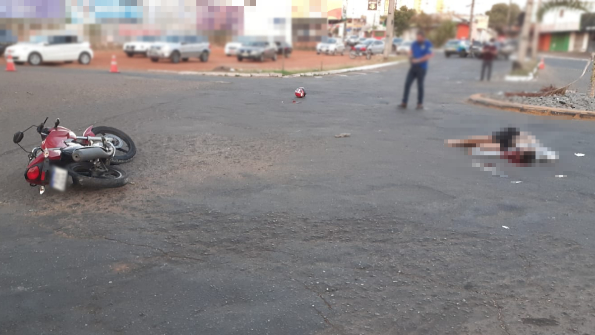 Motociclista morre após perder o controle da direção e bater em meio-fio, em Goiânia