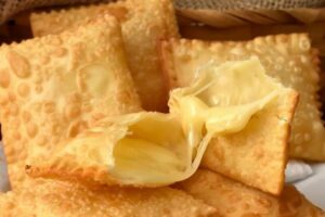 Pastel de feira com queijo