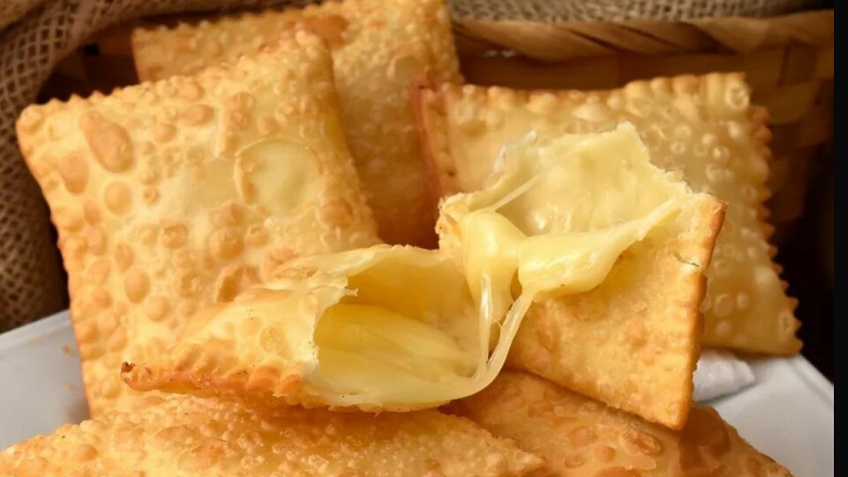 Pastel de feira com queijo