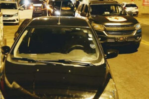 PM prende três homens e recupera carro roubado em Goiânia