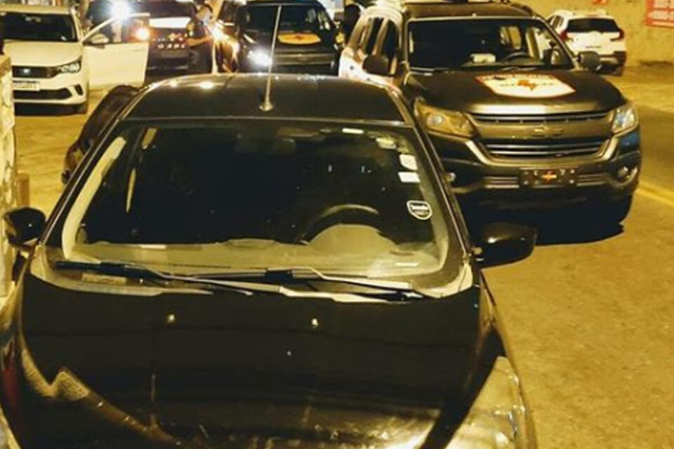 PM prende três homens e recupera carro roubado em Goiânia