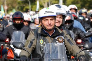 Bolsonaro em moto - Jair Bolsonaro participa de motociata em Goiânia - Bolsonaristas convocam para ato