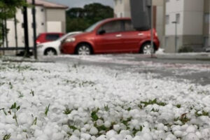 Tempestade com granizo deixa ruas cobertas de gelo em Curitiba (Foto: Instagram)