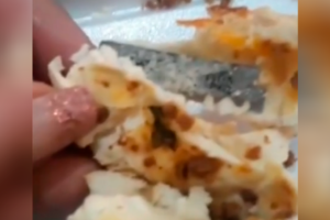 Panificadora deve ressarcir cliente que encontrou lâmina de barbear dentro de salgado