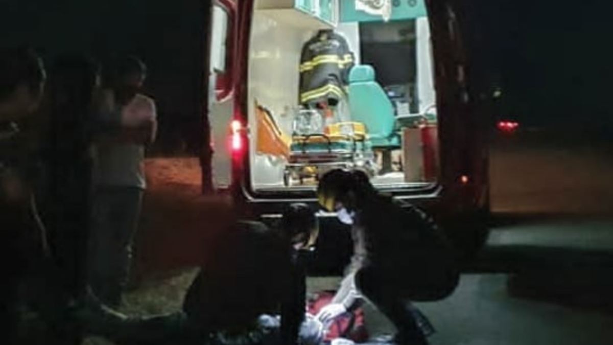 Colisão contra placa e palmeira deixa adolescente em estado grave em Catalão (GO)