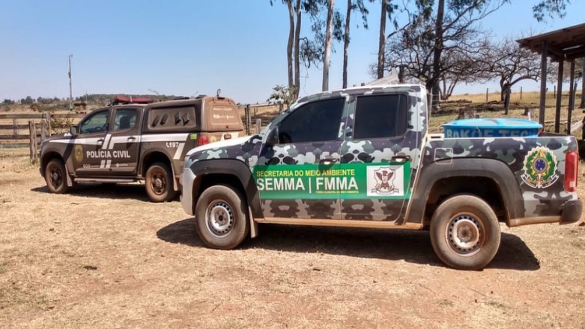 Caminhonete da Secretaria Municipal do Meio Ambiente. Foto ilustrativa da chamada: Preso fazendeiro suspeito de desviar o curso natural de rio em Mineiros