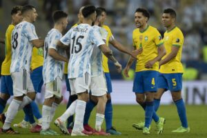 Jogadores do Brasil e Argentina durante partida