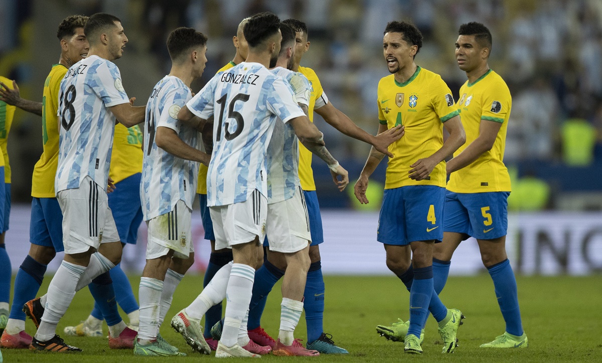 Jogadores do Brasil e Argentina durante partida