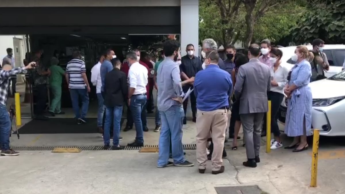 Caiado e Gustavo Mendanha chegam a hospital onde Iris está internado